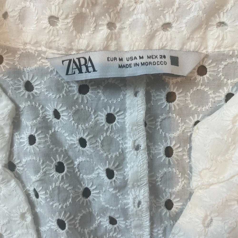 Zara White Eyelet Mini Dress with Long Sleeves - Picture 4 of 4